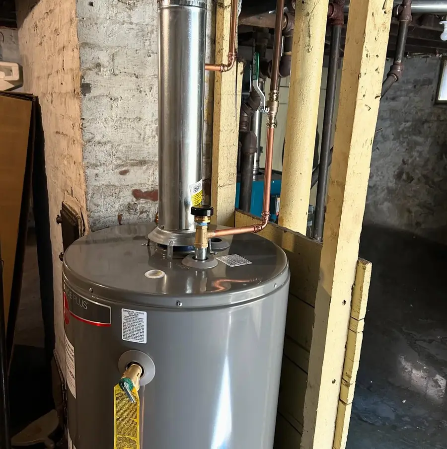 Base of the new water heater with its gas connection