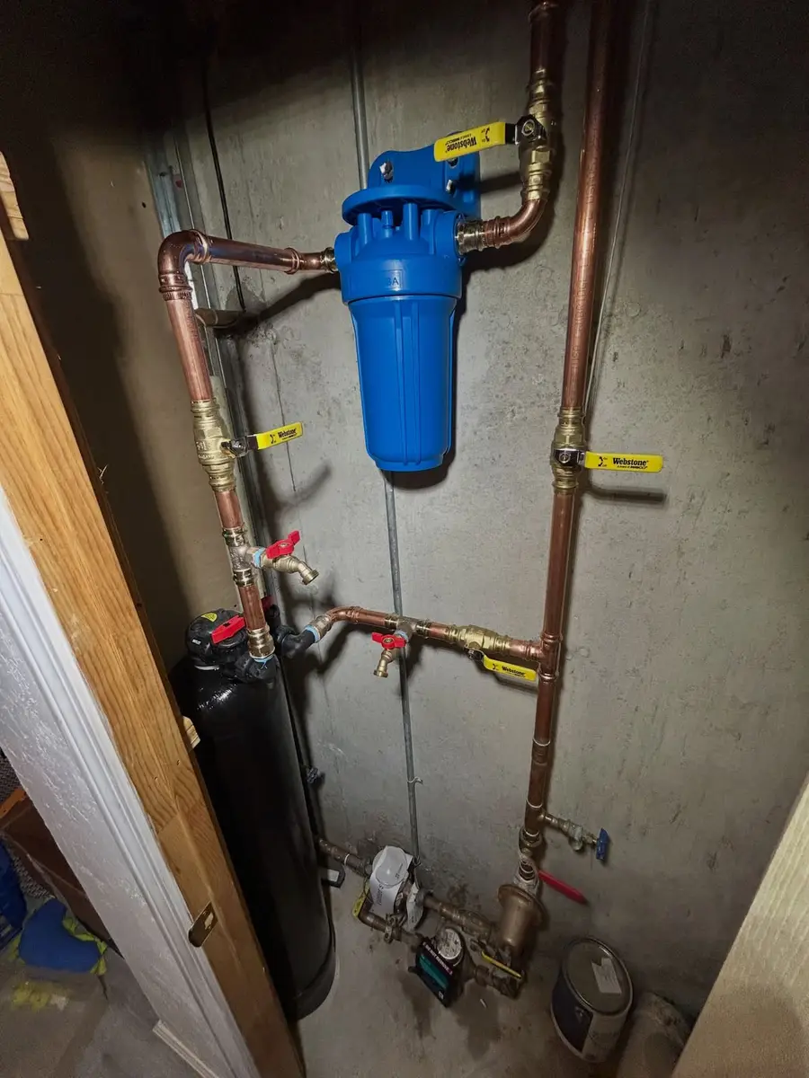 Filter housing and carbon tank on the supply line